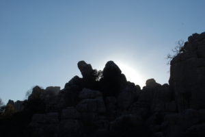 2 Felsen in der untergehenden Sonne