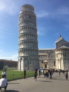 Der schiefe Turm von Pisa bei bestem Wetter