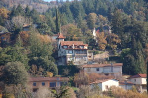 prächtige Villa am Stadtrand von Vilarau. Das Haus hat einen Turm und ist vermutlich aus den 30er Jahren des letzten Jahrhunderts.