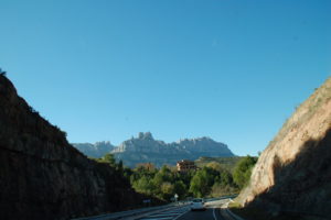 Beim Fahren vom Auto aus fotografiert: Blick auf den Montserrat