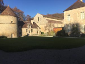 Das mittlere Gebäude ist die Abteikirche, sehr eindrucksvoll mit 66 Meter Länge