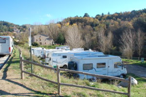 Auf einmal wird der Stellplatz am Wochenende so voll, dass einige ihren Camper außerhalb an der Straße geparkt haben.